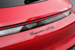 Porsche-Taycan Cross Turismo